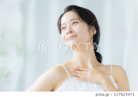 肌の潤いを実感する若い女性 117023471