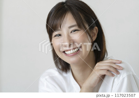 カメラ目線で笑顔の30代前半の女性 117023507