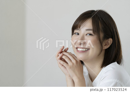 カメラ目線で笑顔のアラサーの女性 117023524