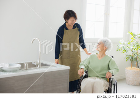 高齢者と介護士の女性 117023593