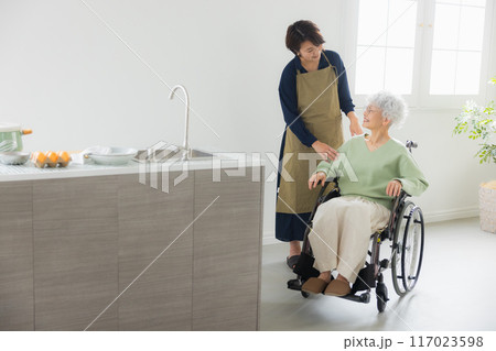 高齢者と介護士の女性 117023598