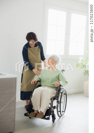 高齢者と介護士の女性 117023600