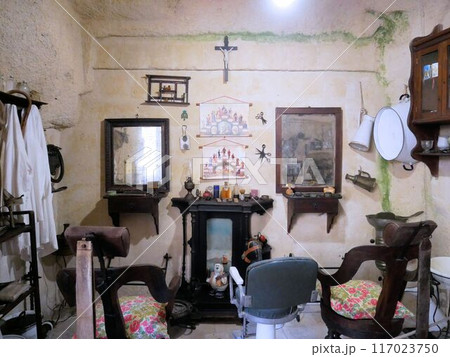 イタリア、マテーラ　洞窟住居の散髪屋 117023750