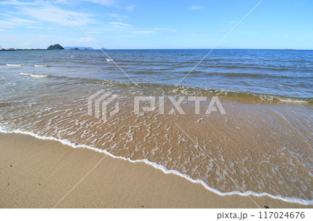 美しい砂浜の波打ち際　誰もいない砂浜 117024676