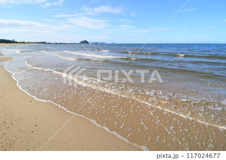 美しい砂浜の波打ち際　誰もいない砂浜 117024677