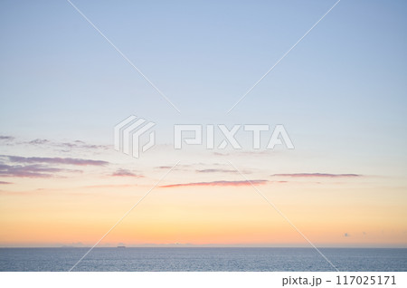 海に沈む夕日 海に沈む夕日 117025171
