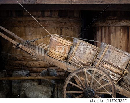 古い荷車と樽 117025235
