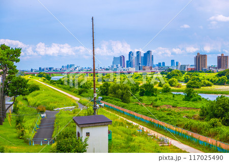 日本の東京都市景観 8月。猛烈な暑さ…多摩川や武蔵小杉駅前のタワマン群などを望む=8月1日 日本の東京都市景観 8月。猛烈な暑さ…多摩川や武蔵小杉駅前のタワマン群などを望む=8月1日 117025490