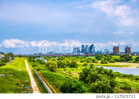 日本の東京都市景観 8月。緑溢れる多摩川や武蔵小杉駅前のタワマン群…。上空の雲が陰を…＝8月1日 117025711