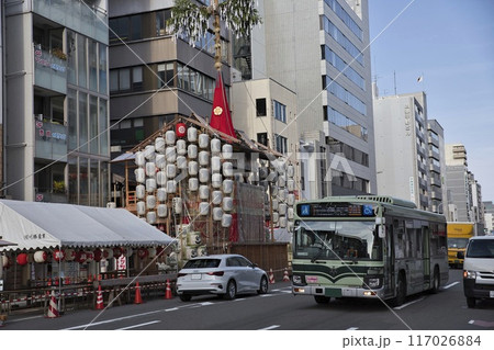 祇園祭 四条通の風景や街並み 月鉾と市バス6 祇園祭 四条通の風景や街並み 月鉾と市バス6 117026884