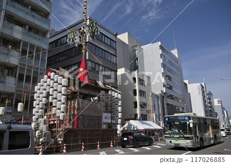 祇園祭 四条通の風景や街並み 月鉾と市バス7 祇園祭 四条通の風景や街並み 月鉾と市バス7 117026885