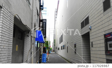 横浜馬車道通りからの路地風景 117026987