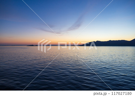 夕暮れの瀬戸内海の風景 117027180