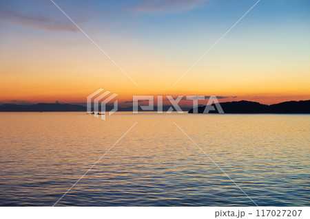 夕暮れの瀬戸内海の風景 夕暮れの瀬戸内海の風景 117027207