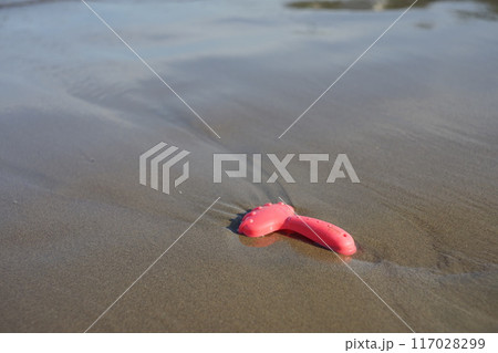 引き波に佇む、砂浜のスコップ 117028299