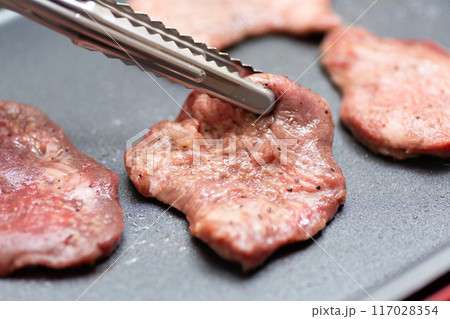 ホットプレートで焼き肉を焼く（牛タン・タン塩） 117028354
