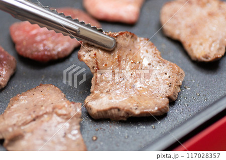 ホットプレートで焼き肉を焼く（牛タン・タン塩） 117028357
