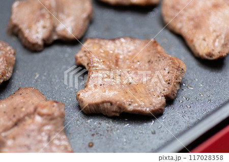 ホットプレートで焼き肉を焼く（牛タン・タン塩） 117028358