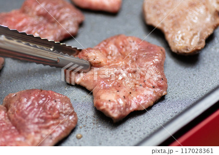 ホットプレートで焼き肉を焼く(牛タン・タン塩) ホットプレートで焼き肉を焼く(牛タン・タン塩) 117028361