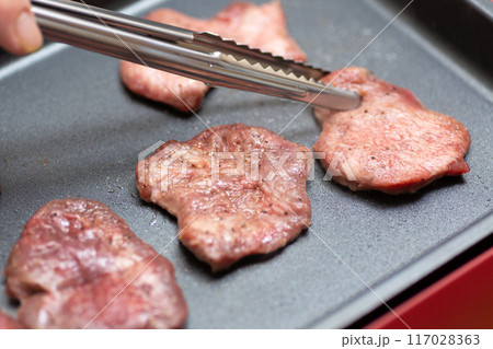 ホットプレートで焼き肉を焼く（牛タン・タン塩） 117028363