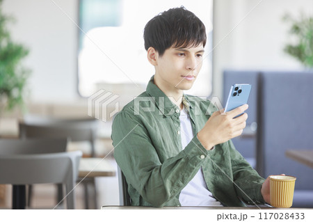 カフェでスマホを操作する男性 カフェでスマホを操作する男性 117028433