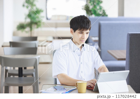 カフェで仕事をする男性 カフェで仕事をする男性 117028442