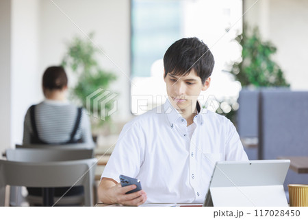 カフェで仕事をする男性 117028450
