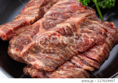 焼肉用の牛ロース 117029407