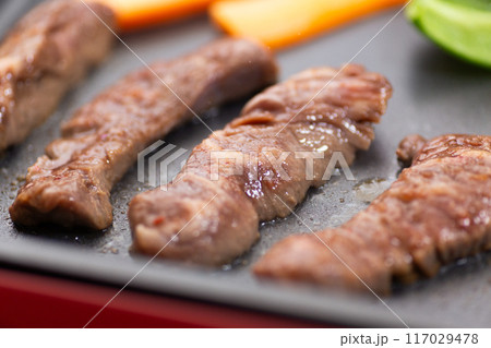 ホットプレートで焼き肉を焼く（牛ロース） 117029478