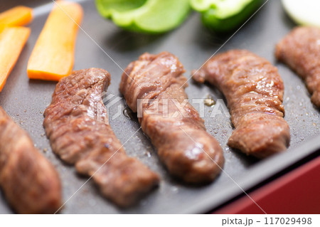 ホットプレートで焼き肉を焼く（牛ロース） 117029498