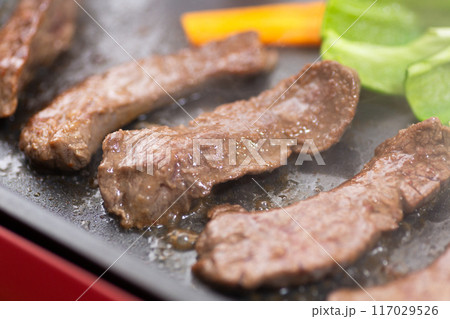 ホットプレートで焼き肉を焼く（牛ロース） 117029526
