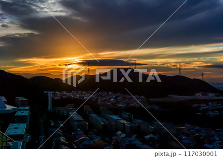 朝日が昇る、中山五月台、山手台、7月24日、日本 朝日が昇る、中山五月台、山手台、7月24日、日本 117030001