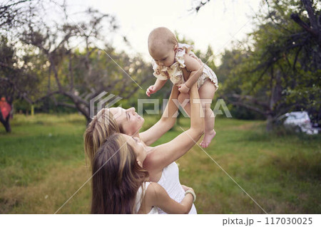 mother playing with her daughters 117030025