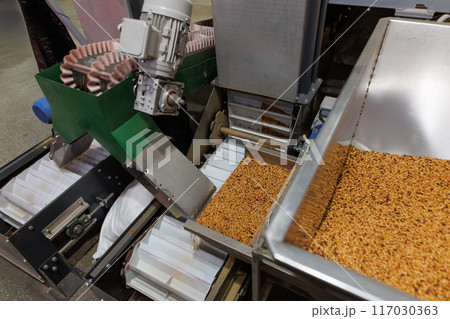 Grain sorting machine, Paddy machine sorts grains of one crop, separates grain peeling products Grain sorting machine, Paddy machine sorts grains of one crop, separates grain peeling products 117030363