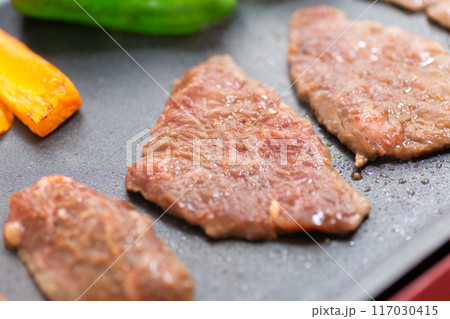 ホットプレートで焼き肉を焼く（牛ハラミ） 117030415