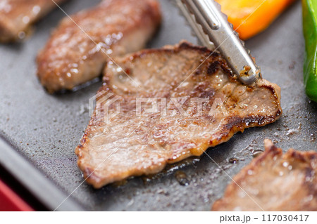 ホットプレートで焼き肉を焼く(牛ハラミ) ホットプレートで焼き肉を焼く(牛ハラミ) 117030417