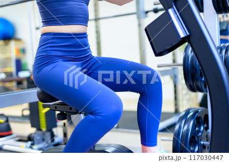 ジムで体を鍛える女性 エアロバイク フィットネスバイク 筋トレ女子 ダイエット 下半身 顔無し ジムで体を鍛える女性 エアロバイク フィットネスバイク 筋トレ女子 ダイエット 下半身 顔無し 117030447
