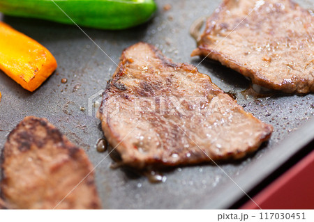 ホットプレートで焼き肉を焼く（牛ハラミ） 117030451