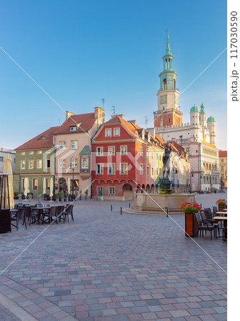 Facades of old colorful houses on the Town Hall Square in Poznan 117030590