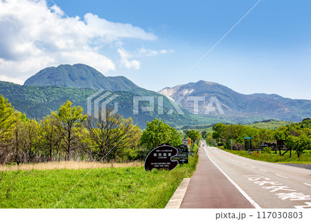 新緑の長者原 タデ原湿原とくじゅう連山 新緑の長者原 タデ原湿原とくじゅう連山 117030803