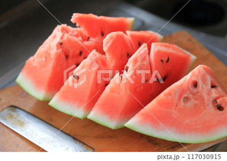 夏の定番果物（スイカ　西瓜） 117030915