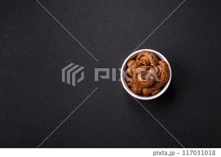 Delicious juicy whole champignons baked on the grill with salt and spices 117031018