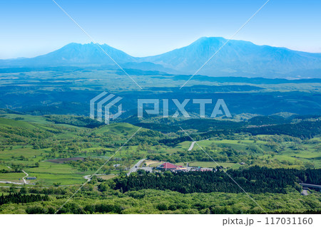やまなみハイウェイ展望台から見た瀬の本高原と阿蘇山 やまなみハイウェイ展望台から見た瀬の本高原と阿蘇山 117031160