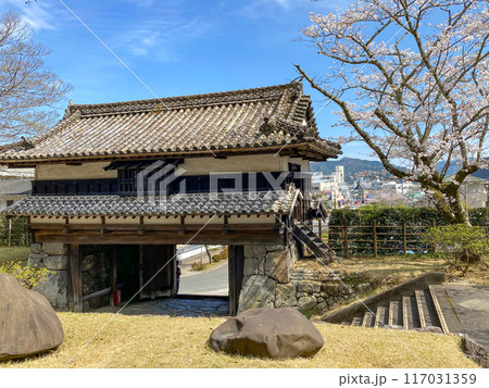 佐伯城の三の丸櫓門と桜 佐伯城の三の丸櫓門と桜 117031359