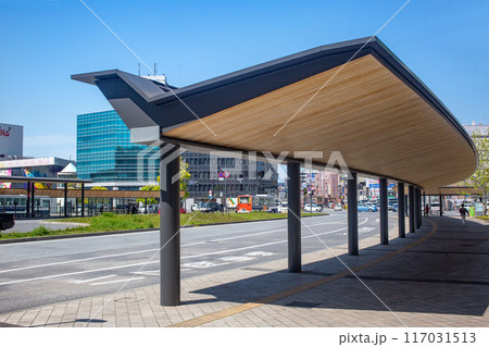 大分駅前ロータリーと大分市中心街 117031513