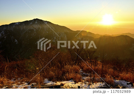 丹沢の二ノ塔より　朝日昇る大山を望む 117032989