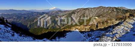 丹沢の三ノ塔山頂から広がり眺める雪化粧の富士山と箱根山と丹沢山地のパノラマ 117033000