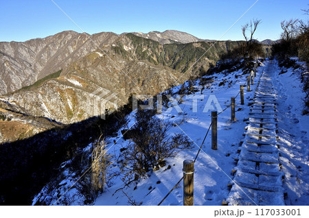 丹沢の三ノ塔より　雪の表尾根の縦走路　塔ノ岳と丹沢山 117033001