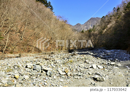 丹沢の大室山　犬越路南コース　用木沢より小笄と大笄を望む 117033042