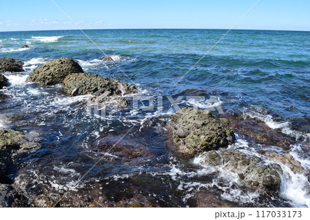 庄内海岸の岩場風景 117033173